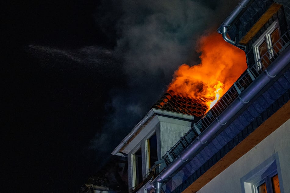 Bei der Ankunft der Einsatzkräfte stand der Dachstuhl des Hauses bereits komplett in Flammen.