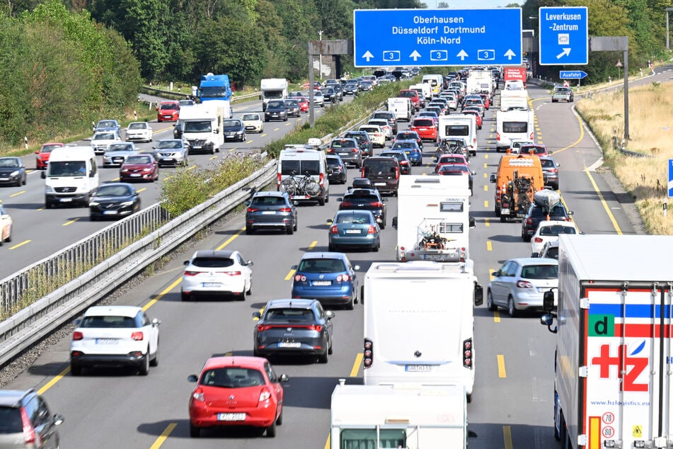 Am Autobahnkreuz Leverkusen auf der A3 hat sich am Freitagvormittag ein langer Stau gebildet. (Symbolbild)