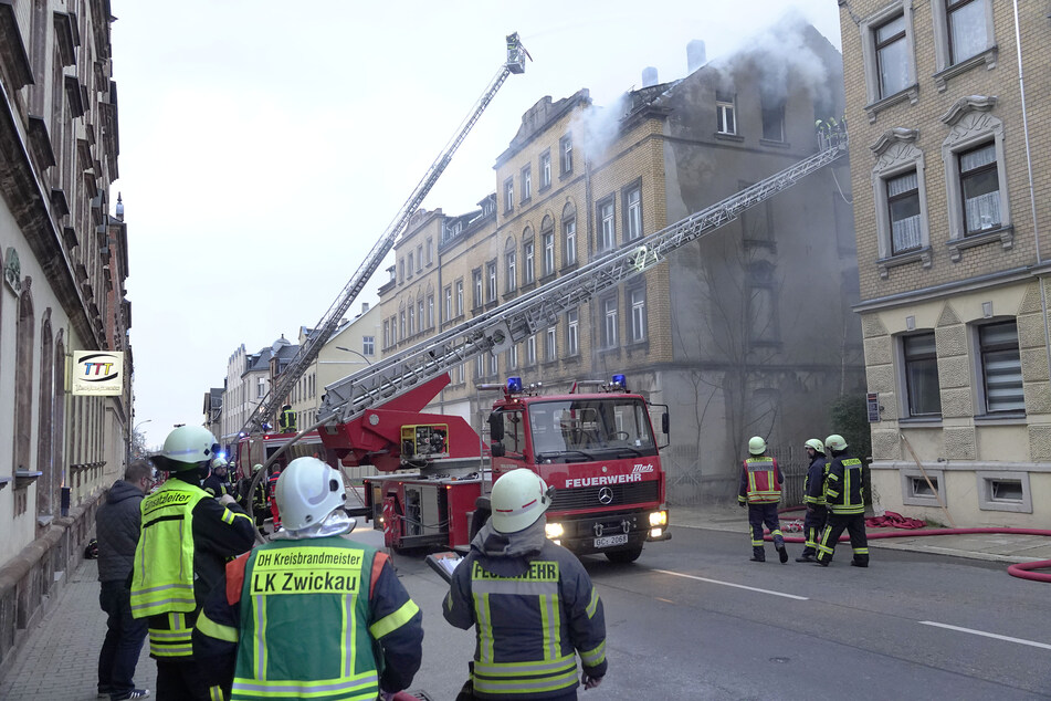 Feuerwehreinsatz in Limbach-Oberfrohna: Der Dachstuhl eines unbewohnten Mehrfamilienhauses geriet in Brand.