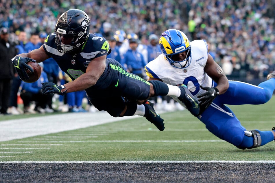 In einem offenen Schlagabtausch gewannen die Seattle Seahawks – hier: Kenneth Walker III mit dem ersten Touchdown der Partie – mit 31:27 gegen die Los Angeles Rams.