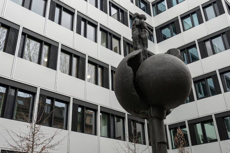 Aufenthaltstitel gegen Geld? Mitarbeiterin der Ausländerbehörde vor Gericht