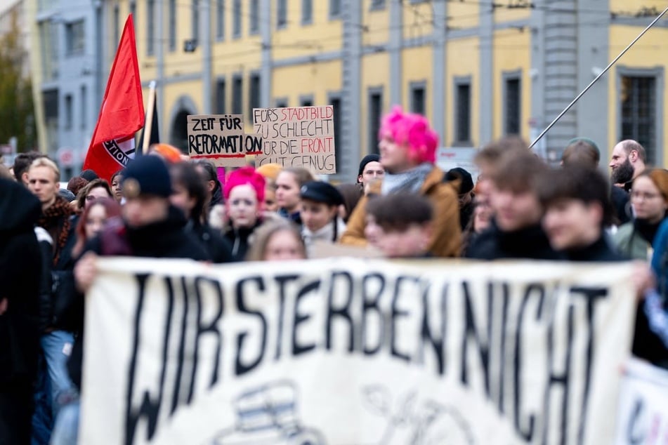 Am Anger sind die Schaufenster mehrerer Einzelhändler mit Holzplatten verbarrikadiert.