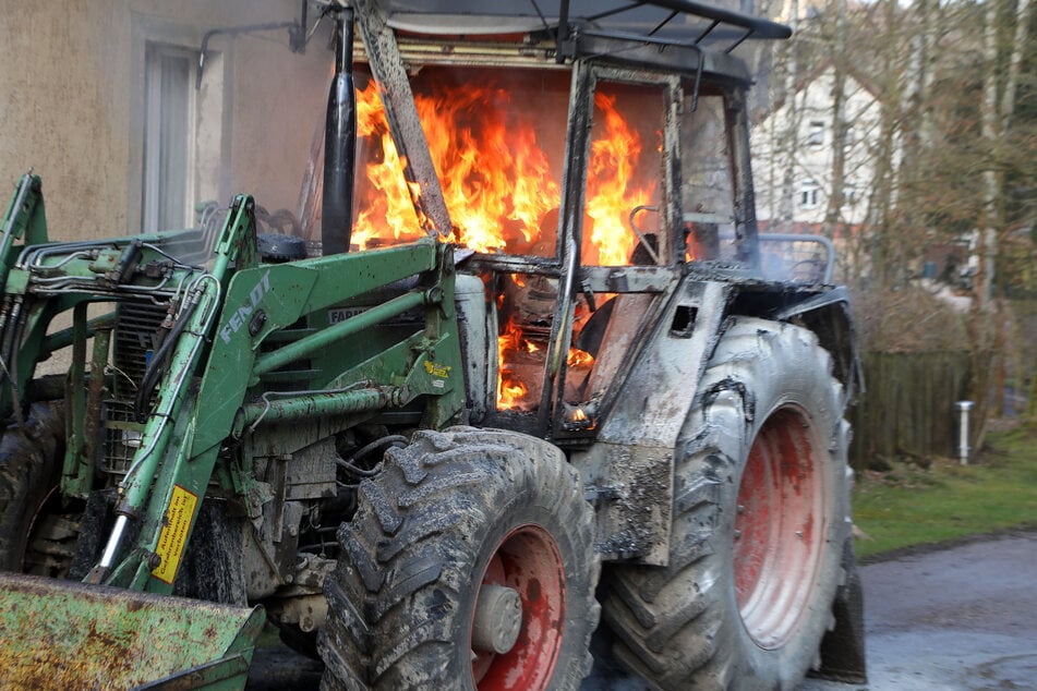 In Hohenstein-Ernstthal stand ein Traktor in Flammen.