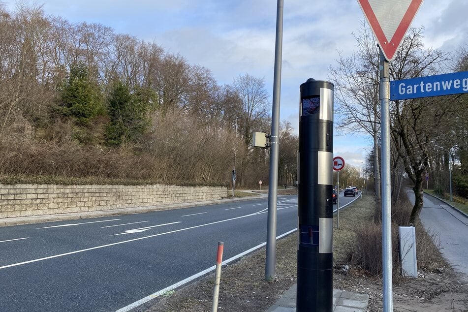 An der Bundesstraße 304 in Kirchseeon steht ein Blitzer, der besonders viele Raser erwischt.