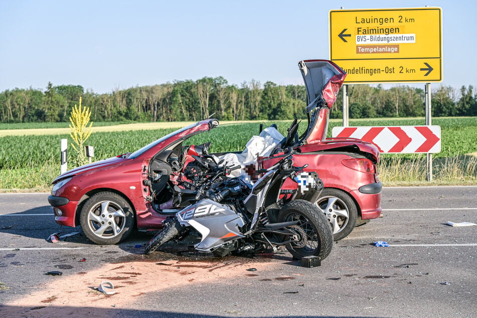 Das Auto und Motorrad wurden völlig zerstört.