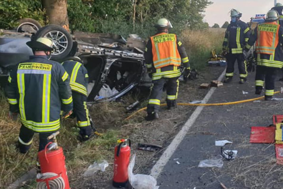 Die Feuerwehrleute aus Nieder-Ohmen mussten einen ihrer Kameraden aus dem Auto-Wrack befreien.