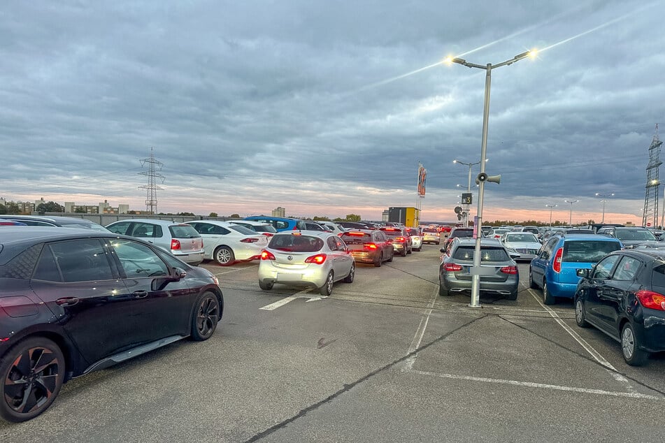 Aufgrund des Großeinsatzes machten sich zahlreiche Besucher des Einkaufszentrums zur gleichen Zeit auf den Heimweg.