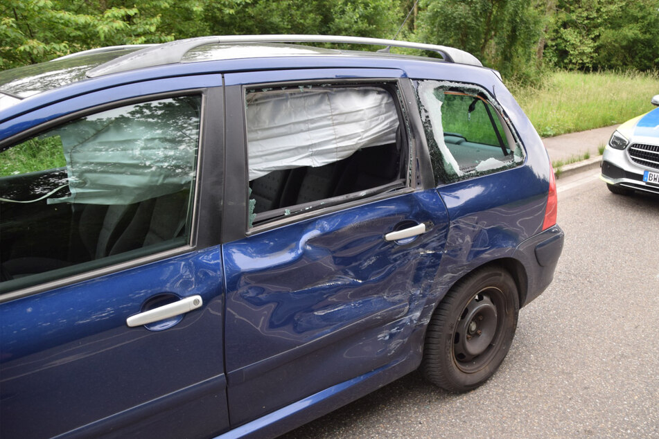 Der verunfallte Peugeot wurde abgeschleppt.