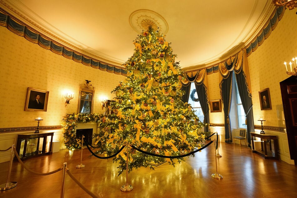 Ein großer Weihnachtsbaum steht im festlich dekorierten Blauen Raum (Blue Room).