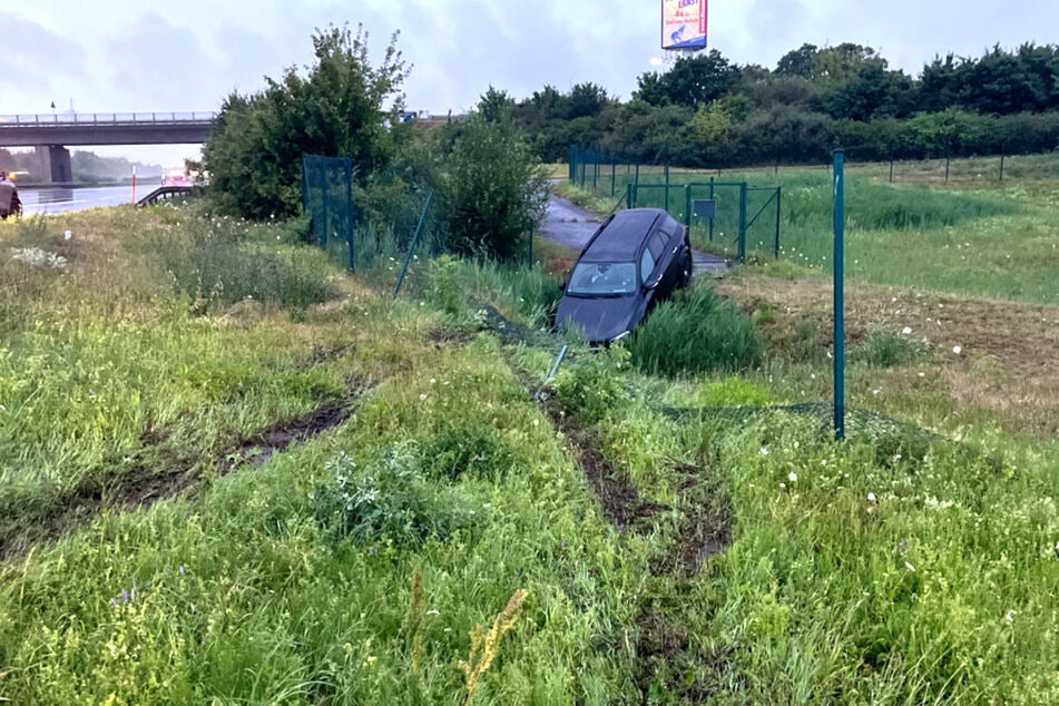 Aquaplaning sorgte dafür, dass der Wagen von der Straße schleuderte.