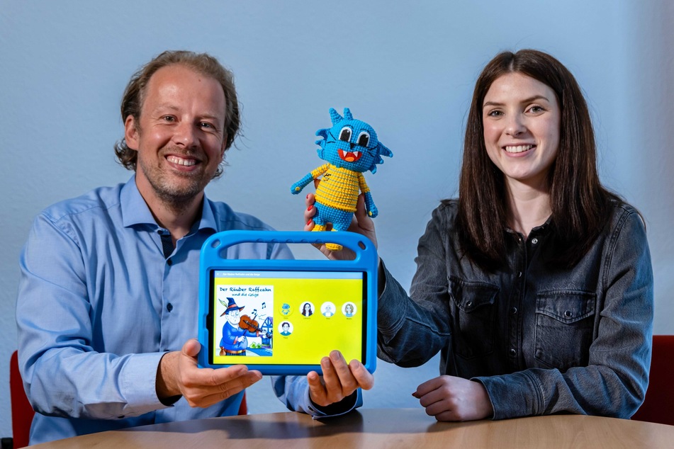 Herbert Endres (43) und Mitarbeiterin Laura Zettlitzer (25) mit einem Prototyp des Tabletts.