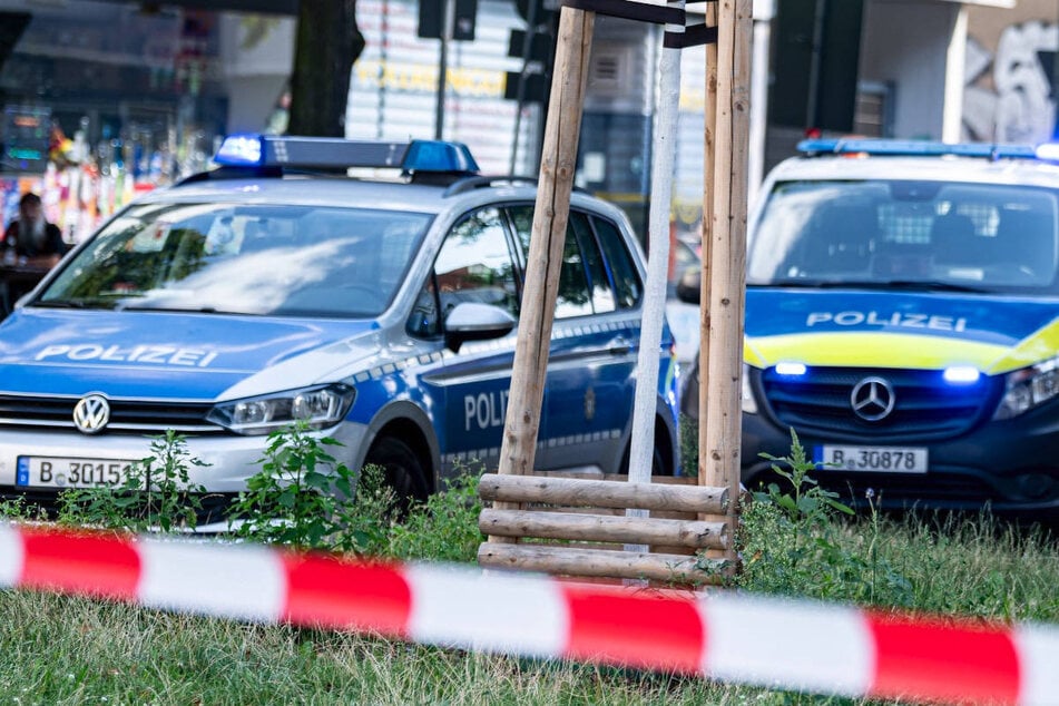 Die Polizei ist vor Ort und hat die Unfallstelle weiträumig abgesperrt. (Symbolfoto)