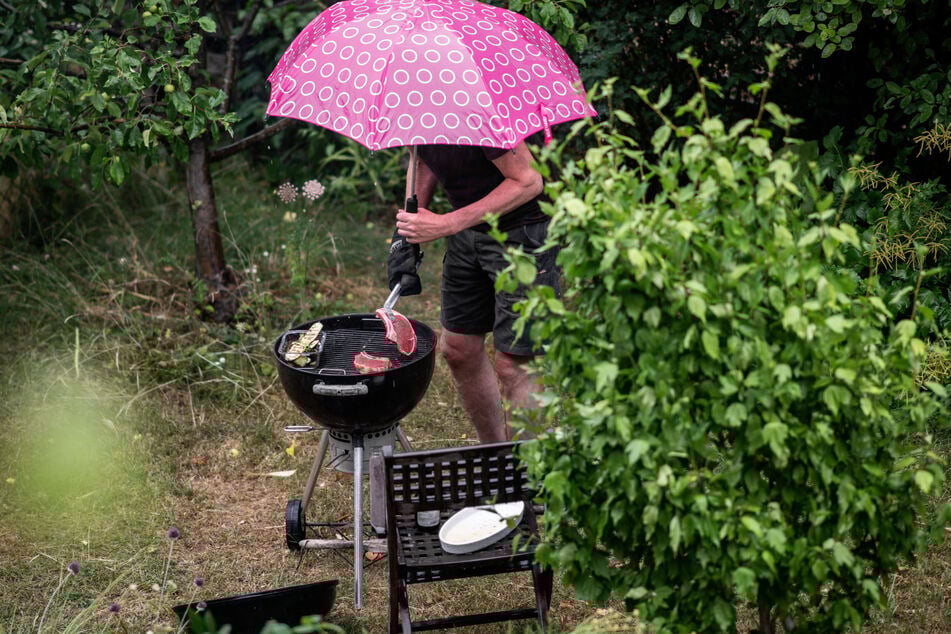 Vor allem am Sonntag sollte man beim Grillen einen Schirm dabei haben.