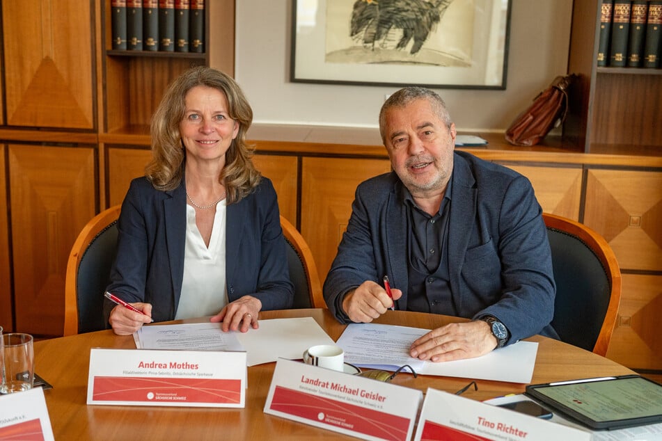 Die Ostsächsische Sparkasse unterstützt den Tourismusverband. Andrea Mothes (56) unterzeichnete als Filialdirektorin Pirna-Sebnitz am Dienstag einen entsprechenden Vertrag mit Landrat Michael Geisler (64, CDU).
