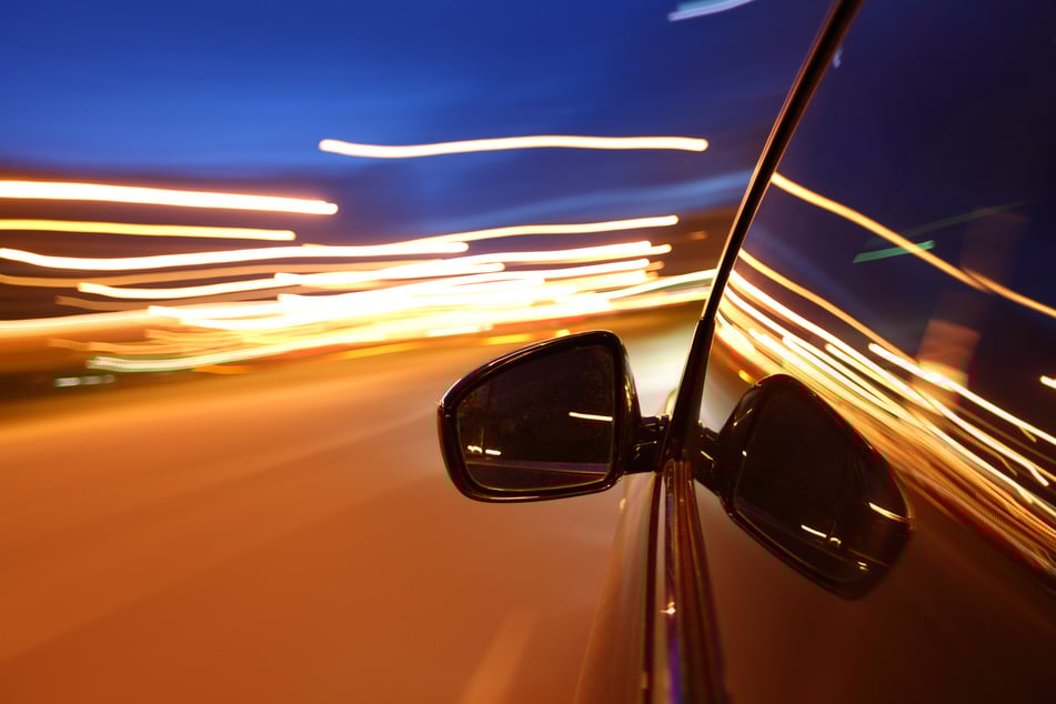 Heftiger Crash in Mickten: 19-Jähriger kracht mit Audi Q8 gegen Geländer, mehrere Verletzte