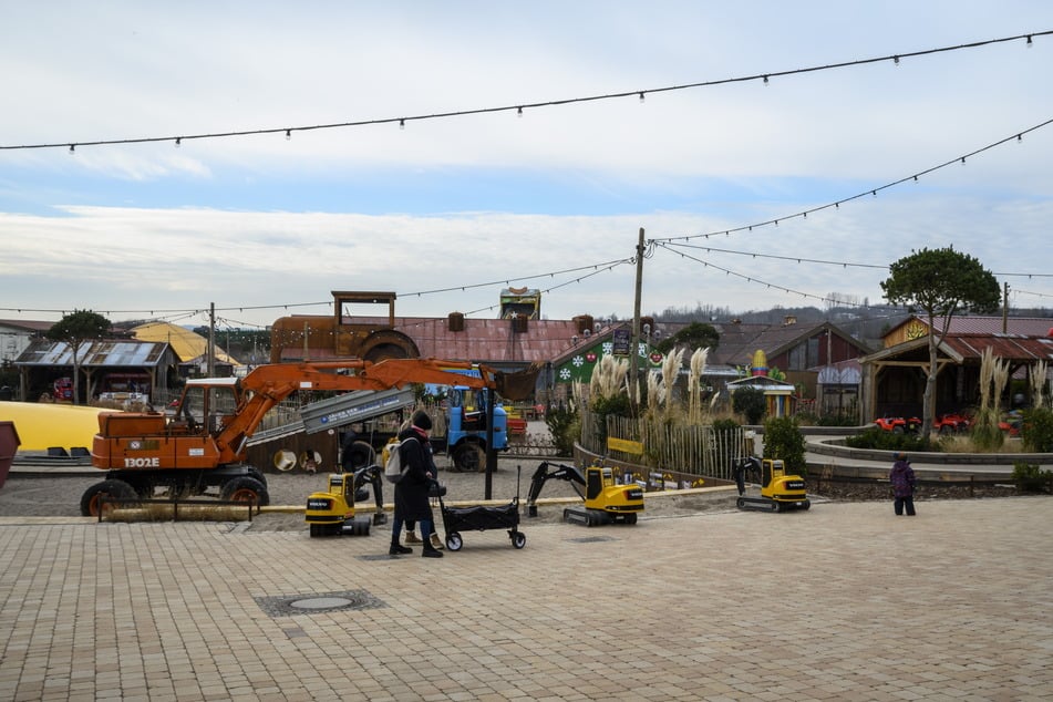 Abenteuerspielplatz: Mit den kleinen Baggern können Kinder spielen... der große ist auch für große Kinder tabu.