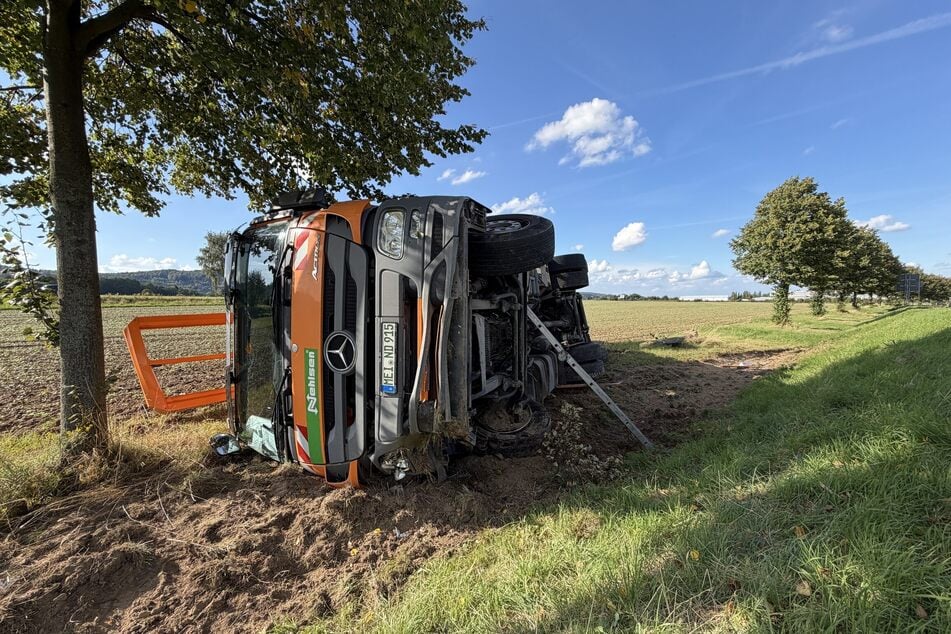 Am Donnerstag kippten gleich zwei Lkw auf der gut ausgebauten Staatsstraße um.