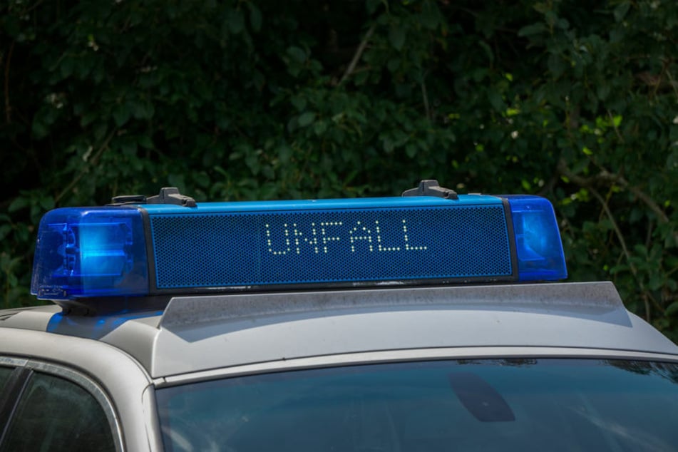 Ein Mann (29) ist am Unfallort seiner Lebensgefährtin (33) erschienen und hat den mutmaßlichen Verursacher (42) sowie zwei Rettungskräfte attackiert. (Symbolbild)