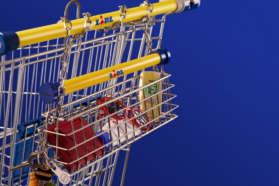 Die Tasche orientiert sich am Aussehen der bekannten Supermarkt-Einkaufswagen.