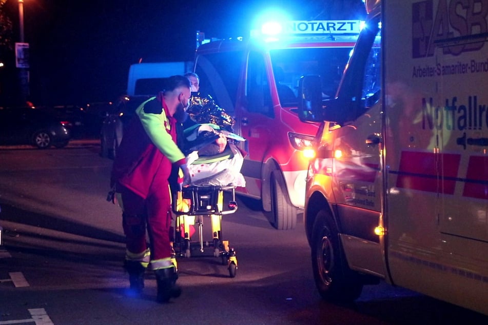 Sanitäter und Notärzte kümmerten sich um den verletzten 27-Jährigen.