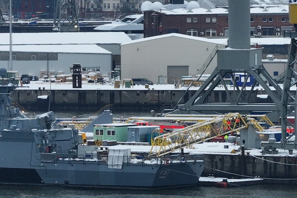 Hamburg: Rettungseinsatz auf Marine-Schiff: Person muss reanimiert werden