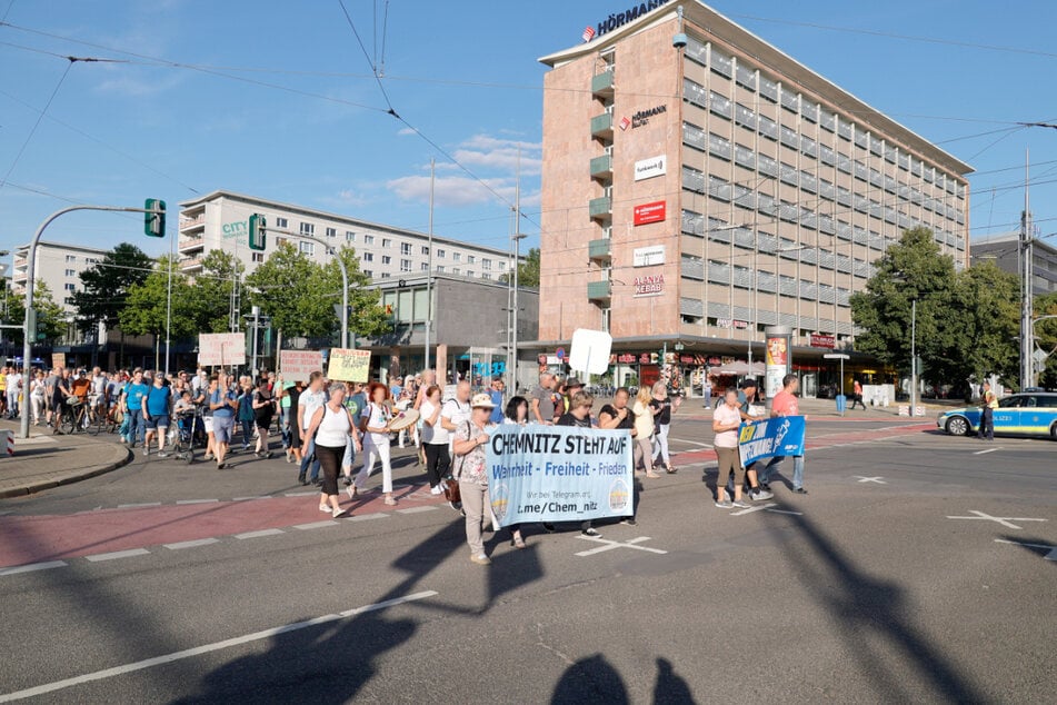 Am 8. August spazierten etwa 400 Impfgegner in Chemnitz, um für eine freie Impfentscheidung und die Abschaffung aller Corona-Maßnahmen zu demonstrieren.
