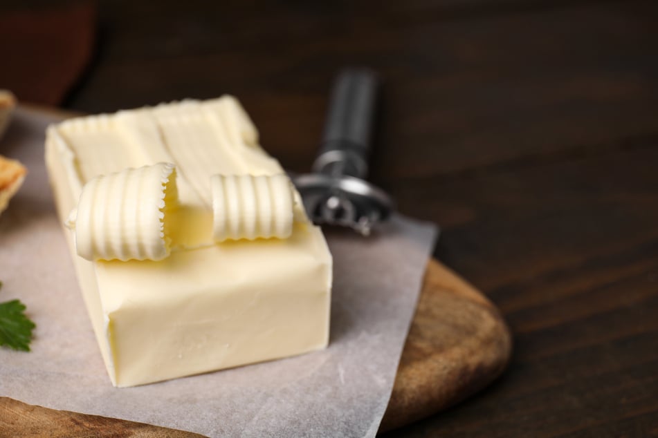 Fein gehobelte Butter sieht auf einem festlich gedeckten Tisch sehr dekorativ aus.