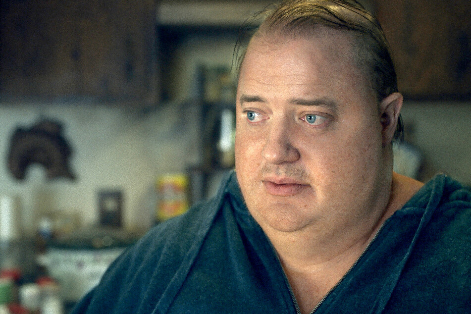 Brendan Fraser (54) verkörpert in dem Film "The Whale" den gut 270 Kilogramm schweren Charlie, der nach dem Tod seines Partners eine Essstörung entwickelt. Für die Rolle des Einsiedlers schlüpfte er in einen Fat Suit und saß stundenlang in der Maske.