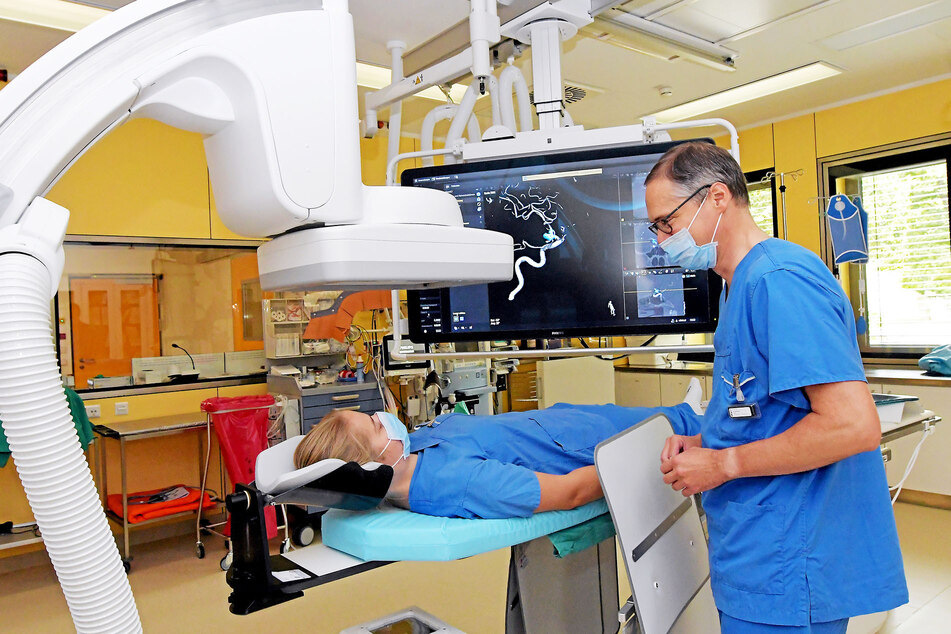 Im Städtischen Klinikum demonstriert Abteilungsleiter Olaf Wunderlich an einer Kollegin das neue Gerät zur Angiographie.