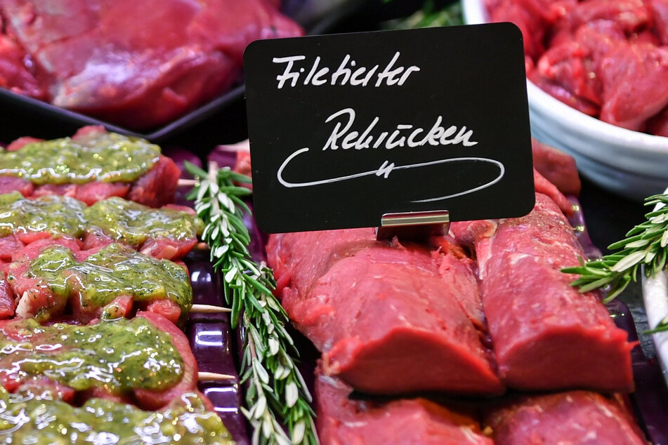 Frisches Fleisch liegt in der Auslage einer Metzgerei. Sylvie Meis (43) hat als Teenager selbst in einer solchen gearbeitet. (Symbolbild)