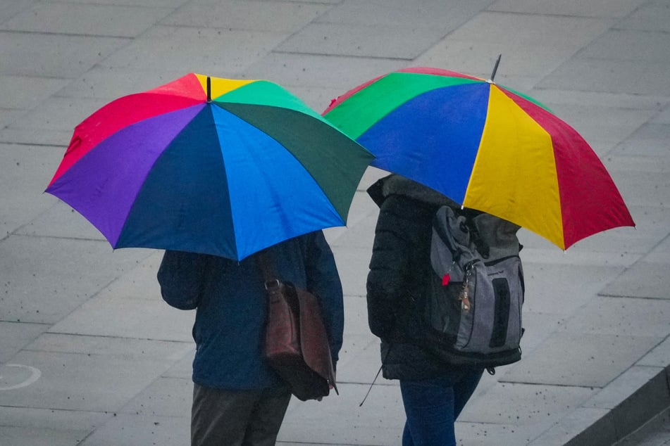 Zumindest am Wochenende sollten die Hessen ihre Regenschirme bereit halten. (Symbolfoto)