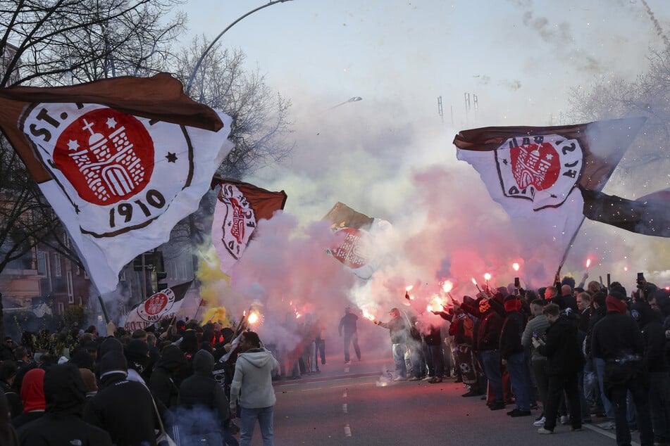Vor der Partie empfingen hunderte Fans den Mannschaftsbus des FC St. Pauli.