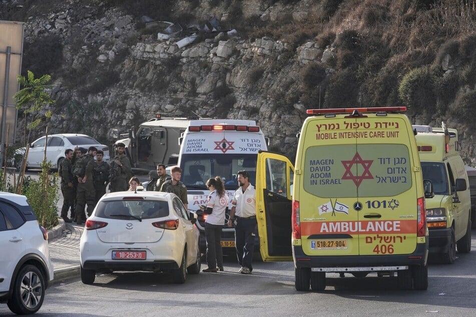 Kurz vor der Wahl in Israel sollen zwei Palästinenser nahe Hebron fünf Menschen bei einem Angriff verletzt haben.