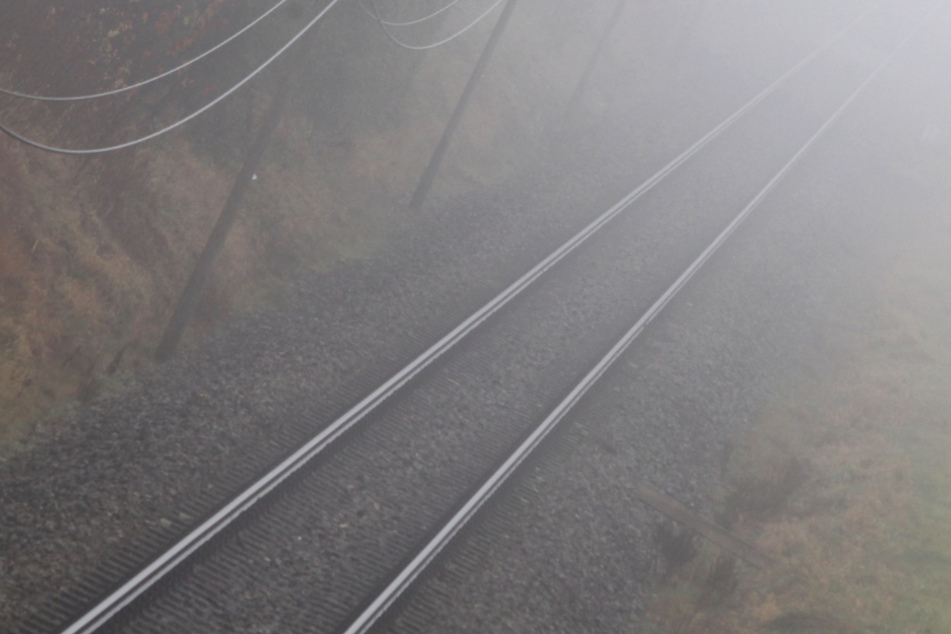 Bei Nebel liefen die Jugendlichen auf den Gleisen herum. (Symbolbild)