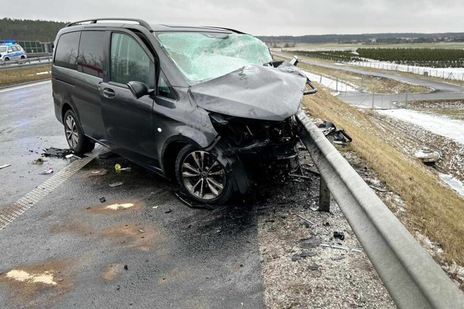 Der Mercedes-Fahrer (†68) und die vierjährige Ksenia starben im Krankenhaus. Drei weitere Insassen aus dem Auto wurden verletzt.