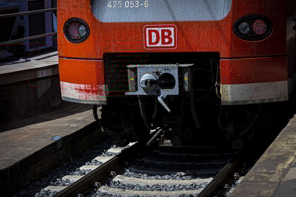 Köln: Jugendlicher versprüht Reizgas in Regionalzug: Kleinkind in Klinik