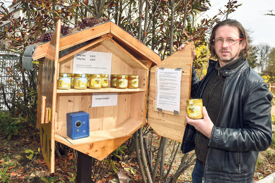 Imker Tommy Ruhland (44) hat sich eine eigene Honig-Tanke gebaut: Die steht jetzt Meißen, direkt an der Großenhainer Straße, und hier gibt's Honig rund um die Uhr.