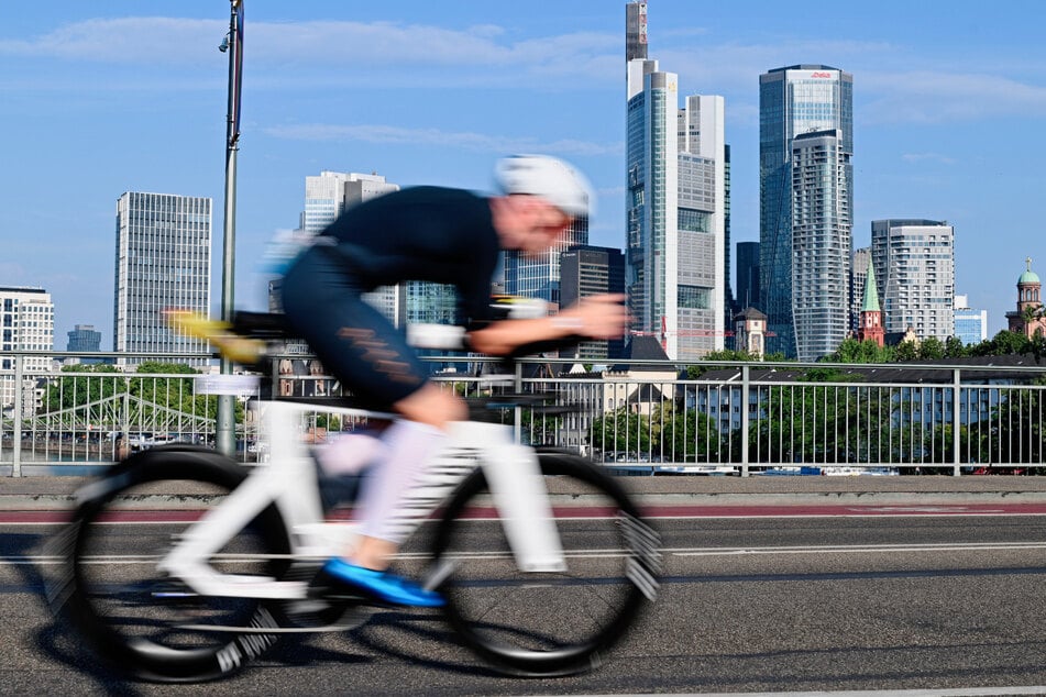 Ein Ironman-Teilnehmer vor der Frankfurter Skyline: Auch die Radstrecke wurde verkürzt.