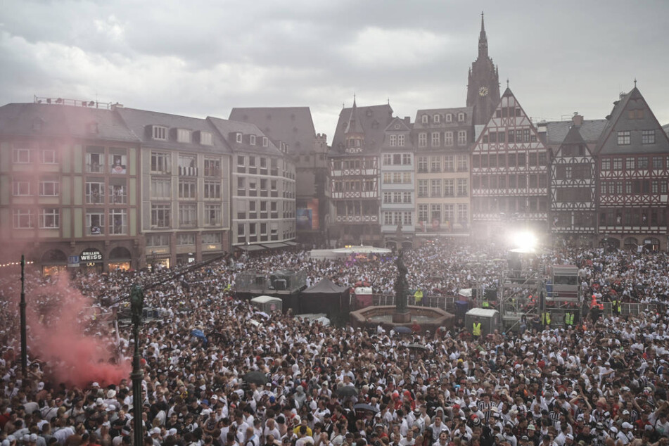 Die Frankfurt-Fans feiern auf dem Römer den Europa-League-Sieg ihrer Eintracht.