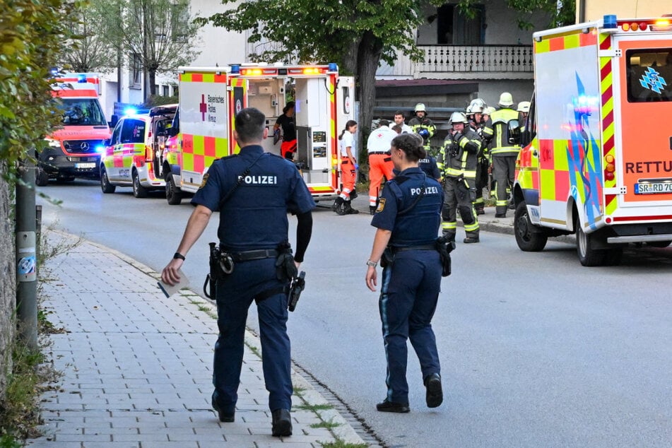 Am Samstagabend ist es gegen 19 Uhr in der Aisingerstraße in Rosenheim zu einer Verpuffung gekommen, bei der mehrere Jugendliche teils schwer verletzt wurden.