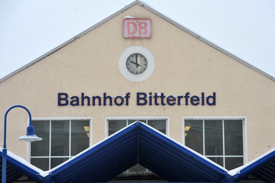 Auf dem Bahnhof in Bitterfeld wurden am Freitag drei junge Frauen belästigt. (Archivbild)