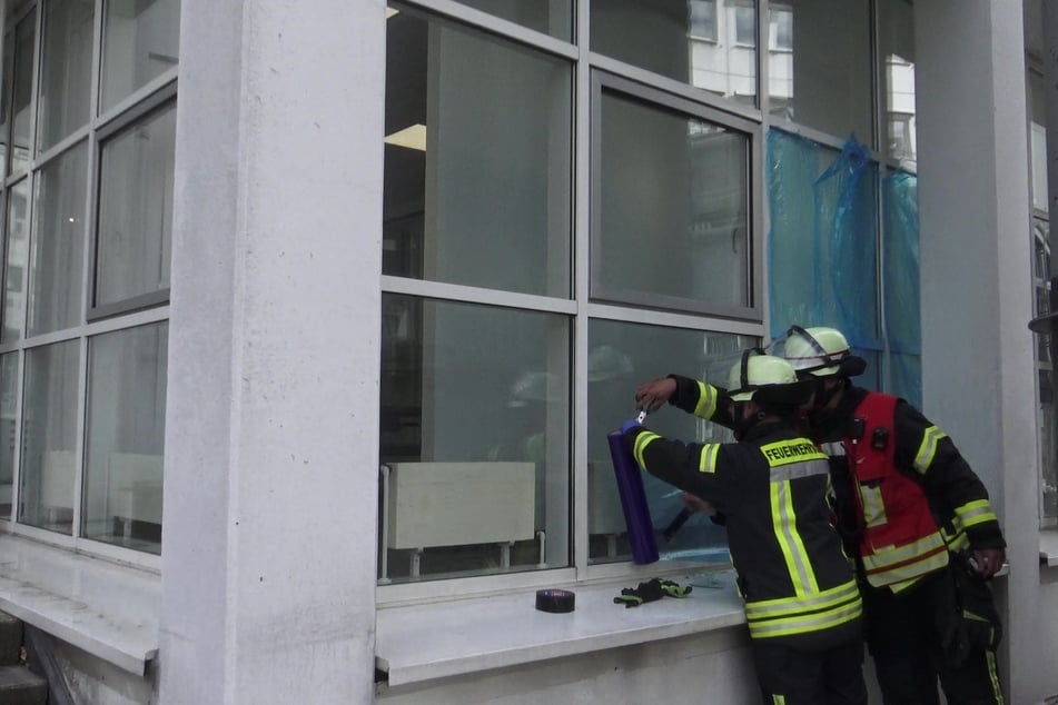 Die Kameraden der Feuerwehr konnten das Mädchen (4) aus dem Spalt retten.