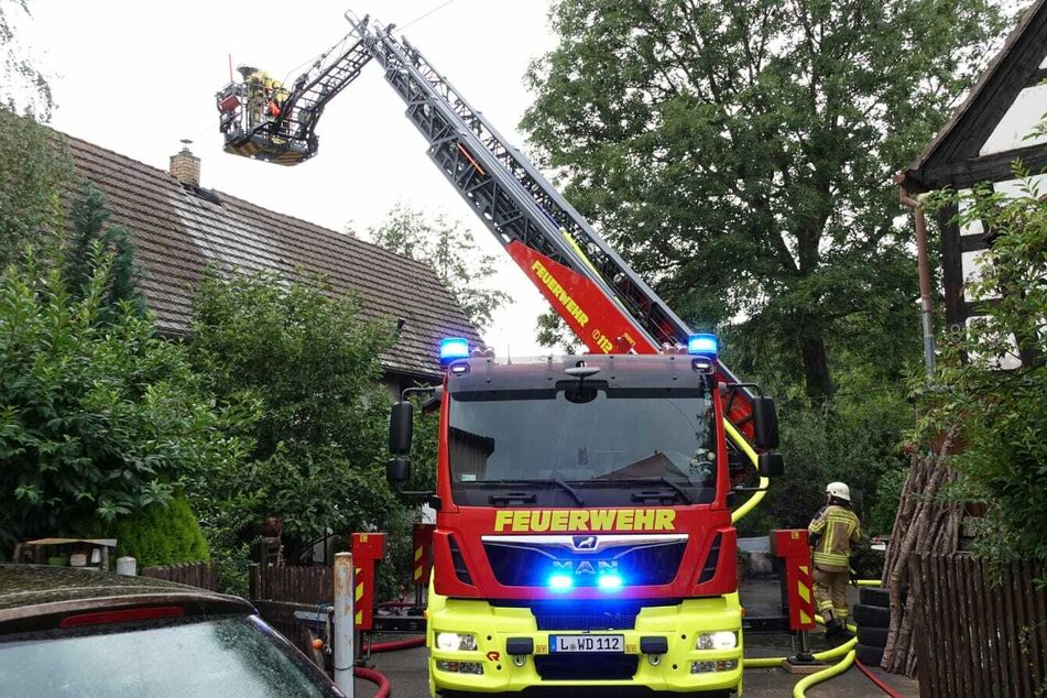 Mit einer Drehleiter löschten die Feuerwehrmänner das Dach des Hauses.