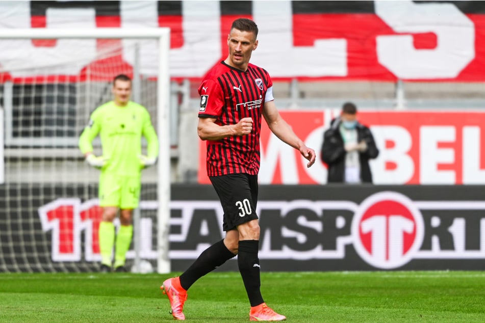 Ingolstadts Kapitän Stefan Kutschke jubelt über seinen Treffer zum 1:0 gegen den TSV 1860 München.