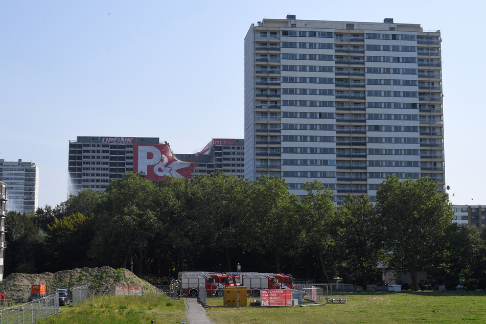 Das Gebäude (Mitte) wird nach monatelanger Vorarbeit gesprengt.