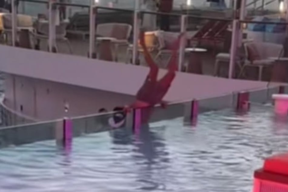 Der junge Mann stürzte beim Versuch, nach seiner Sonnenbrille zu greifen, über den Rand des Infinity-Pools.