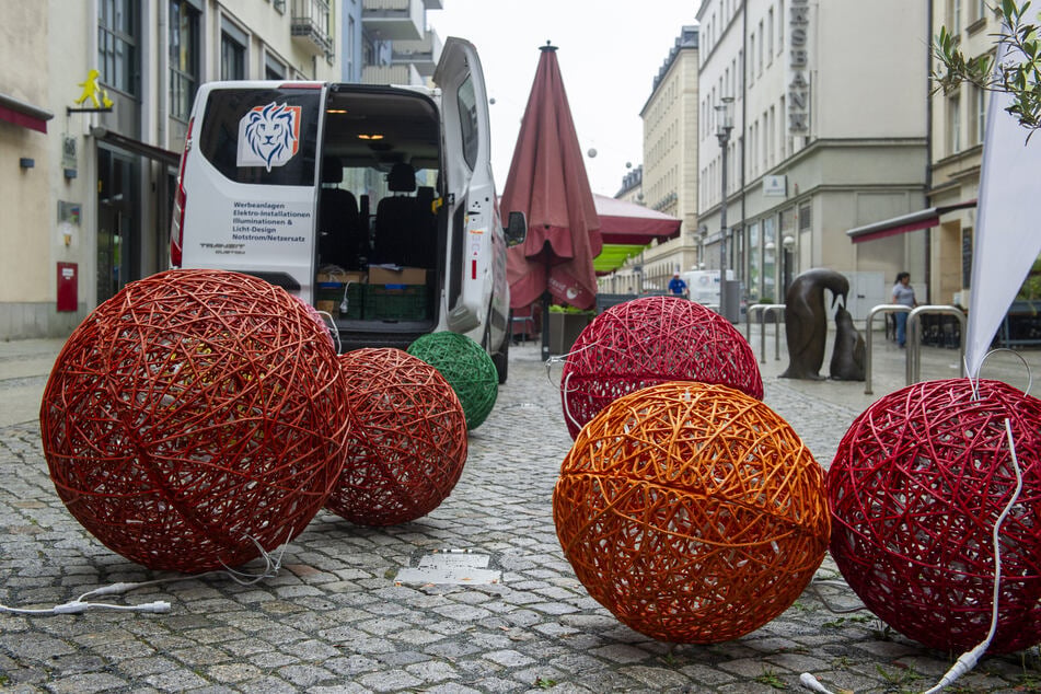 Die Kugeln sollen im Dunkeln ein schönes Licht in die Klosterstraße bringen.
