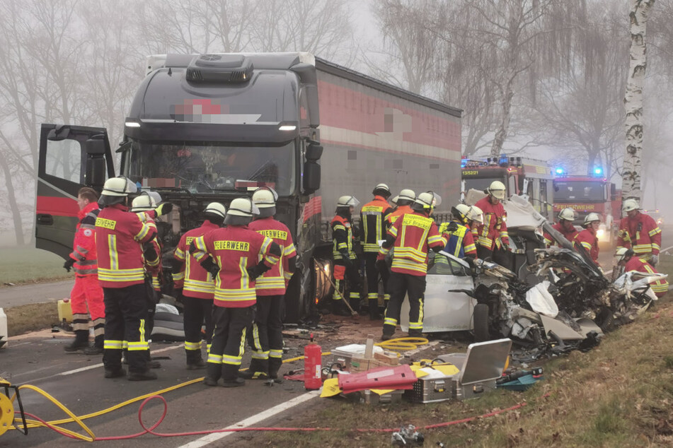Tödlicher Unfall im Nebel: Auto kracht in Lastwagen, Fahrer hat keine Chance