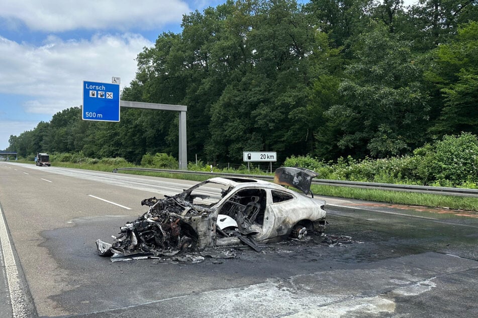 Unmittelbar nach der Kollision mit einem Lastwagen brannte der verunfallte BMW auf der A67 beinahe vollständig aus.