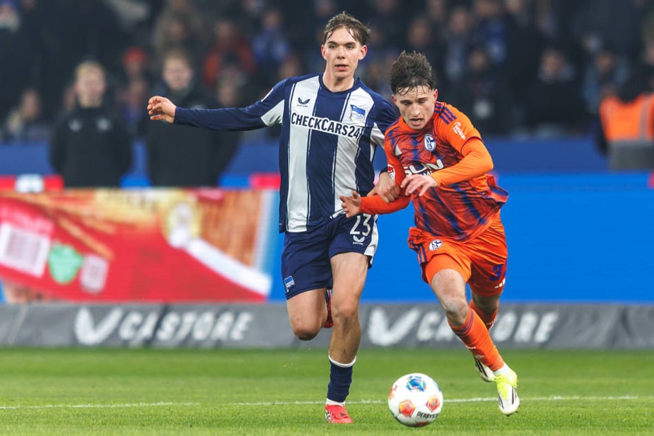 Kennet Eichhorn (16, l.) hat sich im Spiel gegen Schalke 04 am Sprunggelenk verletzt.